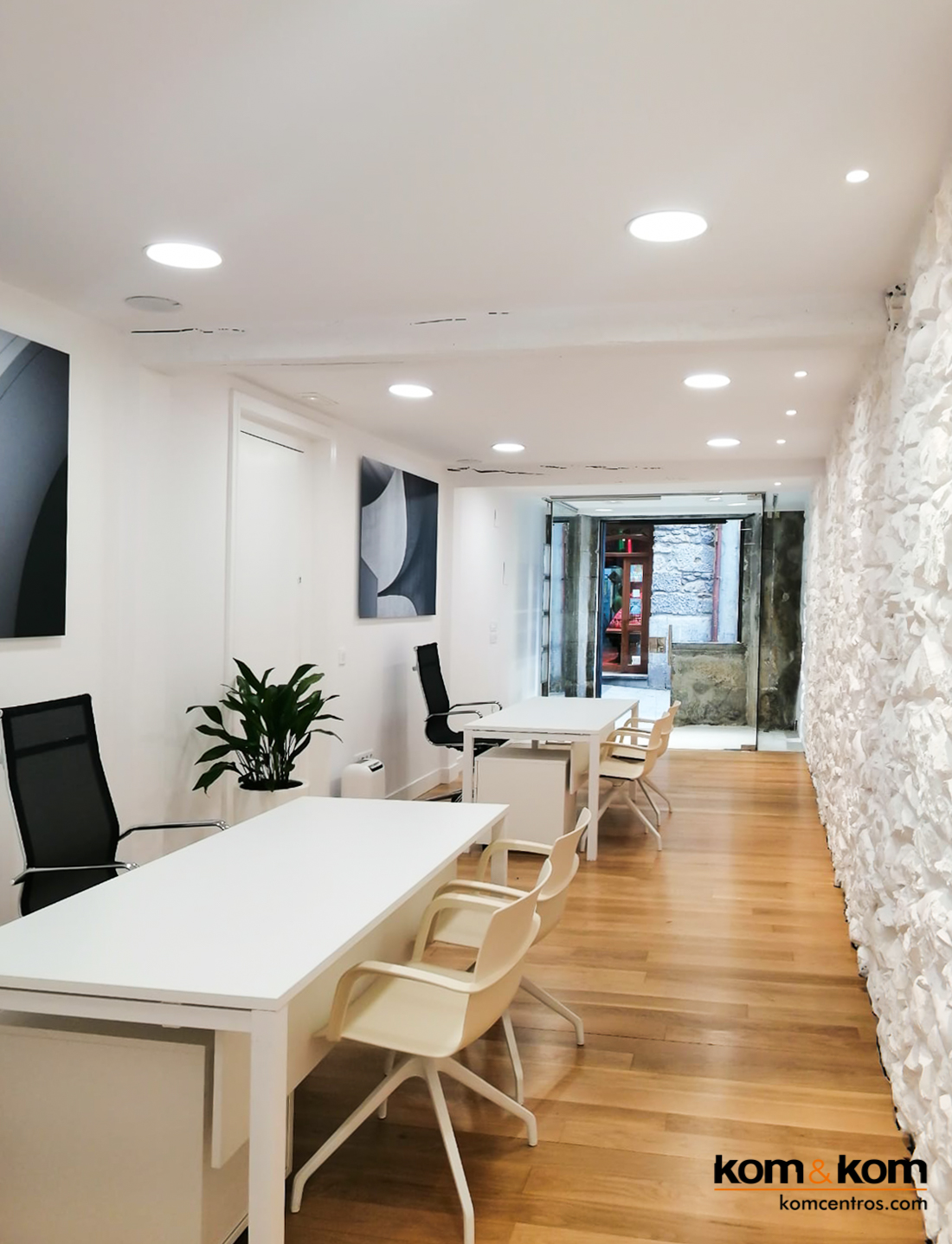 Amueblamiento y decoración de oficina minimalista en blanco y negro